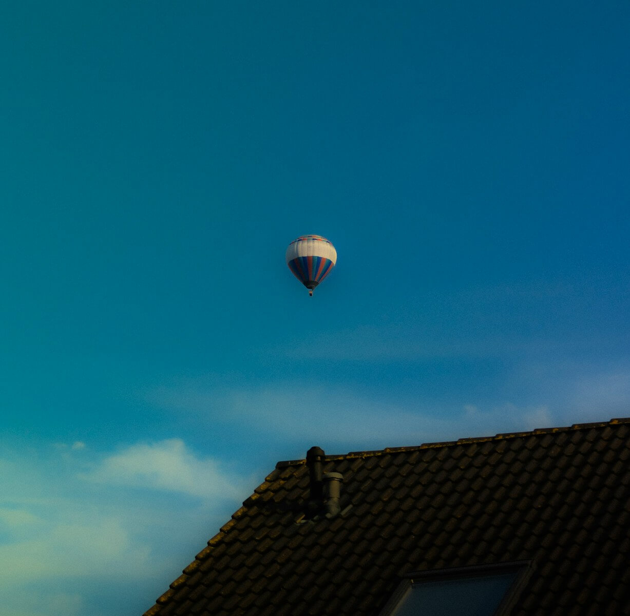 Ferienpass Burgdorf: So schützt man sich bei heissen Temperaturen | a hot air balloon flying over a roof