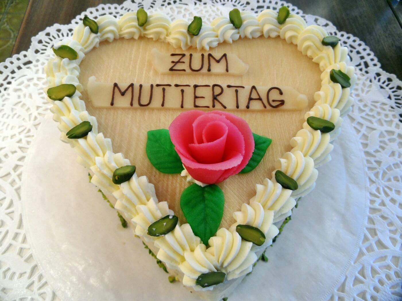 Muttertag | Bald ist es wieder so weit, der beste Sonntag für Mamis steht wieder an. Ihr lernt wem ihr den Muttertag zu verdanken habt und wie er in die Schweiz gekommen ist. Für die, die nicht wissen, wie sie ihrer Mutter eine Freude machen können, gibt es einige Tipps und Kreative Ideen, die eurer Mutter bestimmt ein Lächeln ins Gesicht zaubern. 62dd61a4 2d36 4a2b a38d 1dddad24626b |