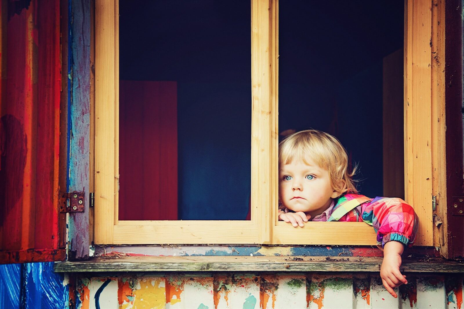 Ferienaction Bauma: Hörspiel | toddler looking at window