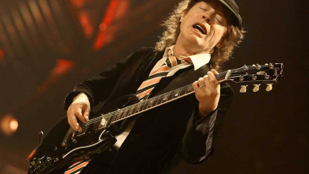 angus young gettyimages 607371538 992x560 1 |