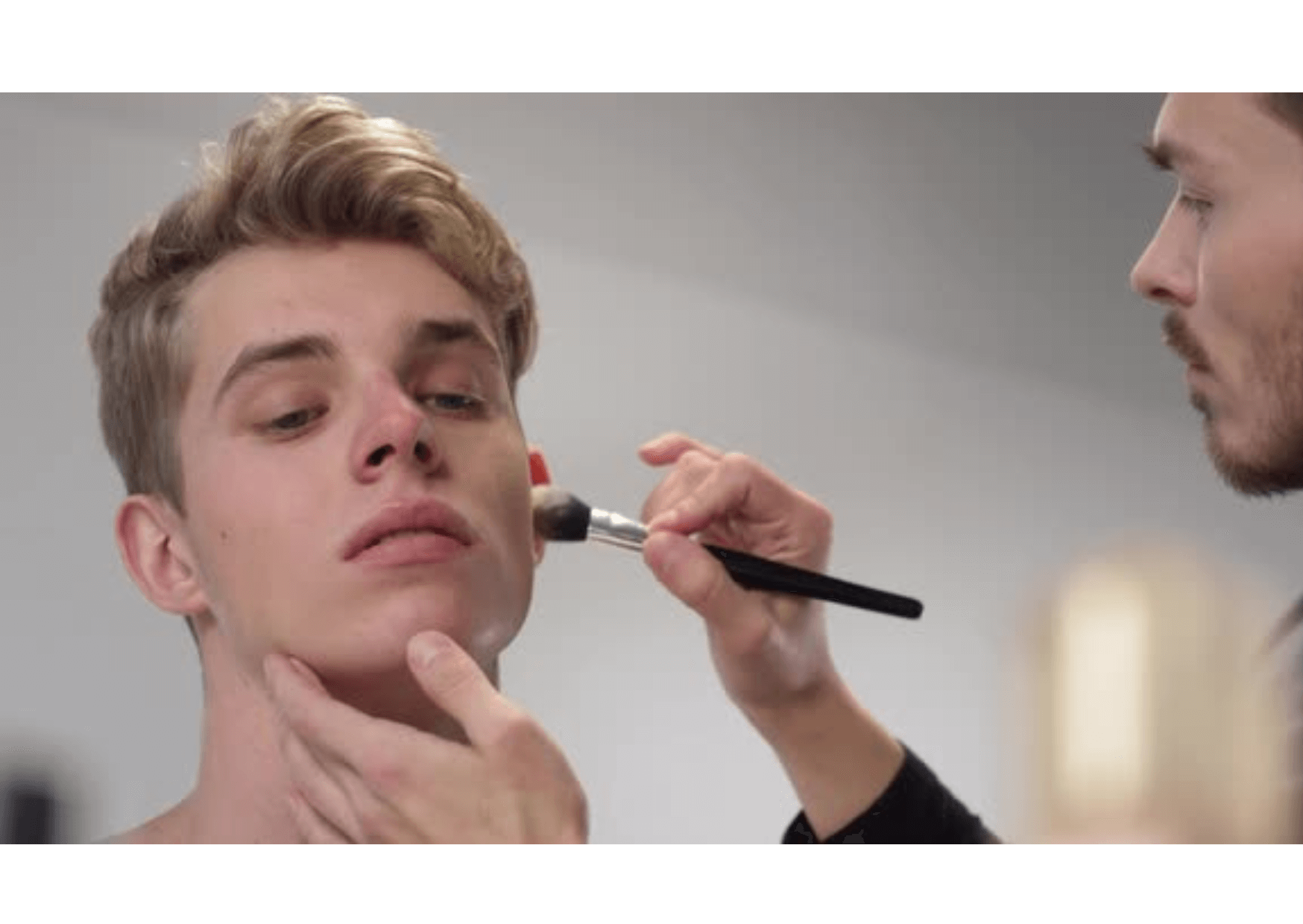 “Maskulinität trifft auf Schönheit: Ein Interview mit einem trendsetzenden männlichen Make-up-Verkäufer”