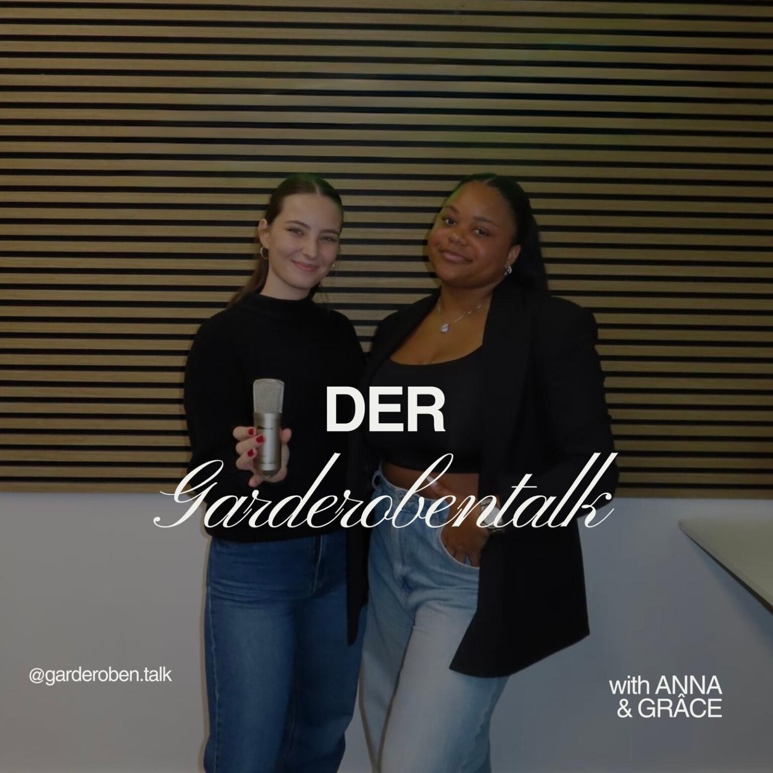 Zwei Frauen stehen zusammen und halten ein Mikrofon für den Garderobentalk, eine Podcast- oder Talkshow-Serie.